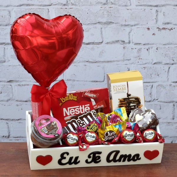 Caixa Eu Te Amo com balao de coracao e chocolates
