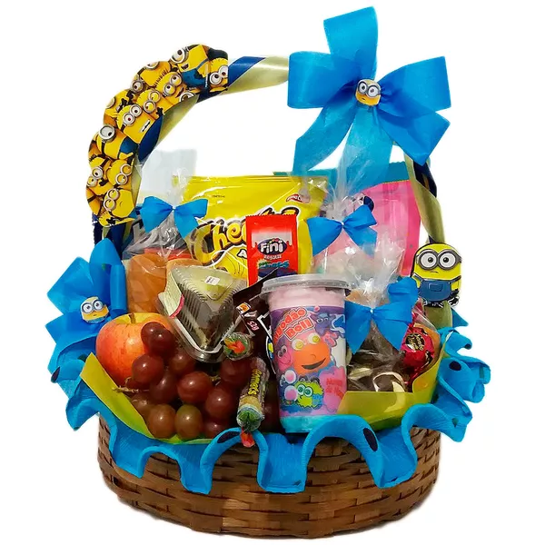 Cesta infantil tematica com salgadinhos, doces, frutas e bolo
