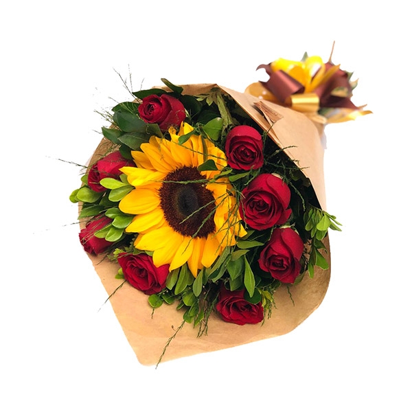 Buque com girassol central e rosas vermelhas em papel kraft