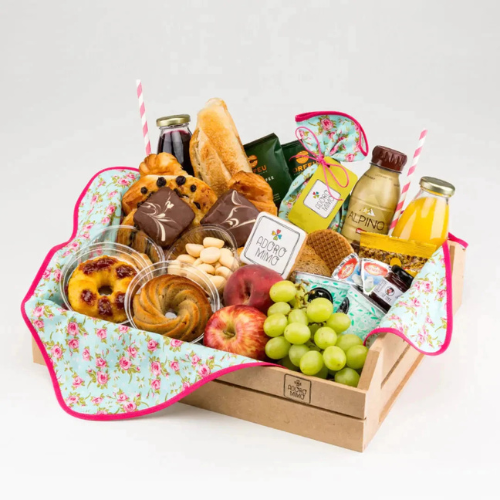 Caixa de madeira com forro floral, paes artesanais, frutas e sucos