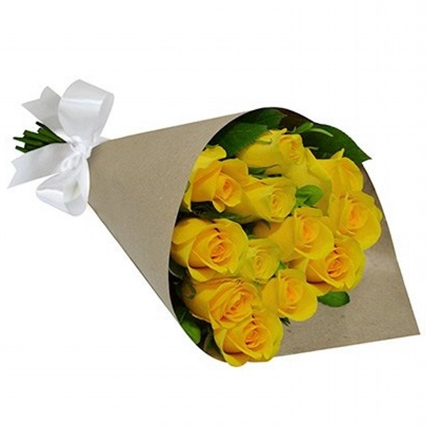 Buque de rosas amarelas em cone de papel kraft com laco