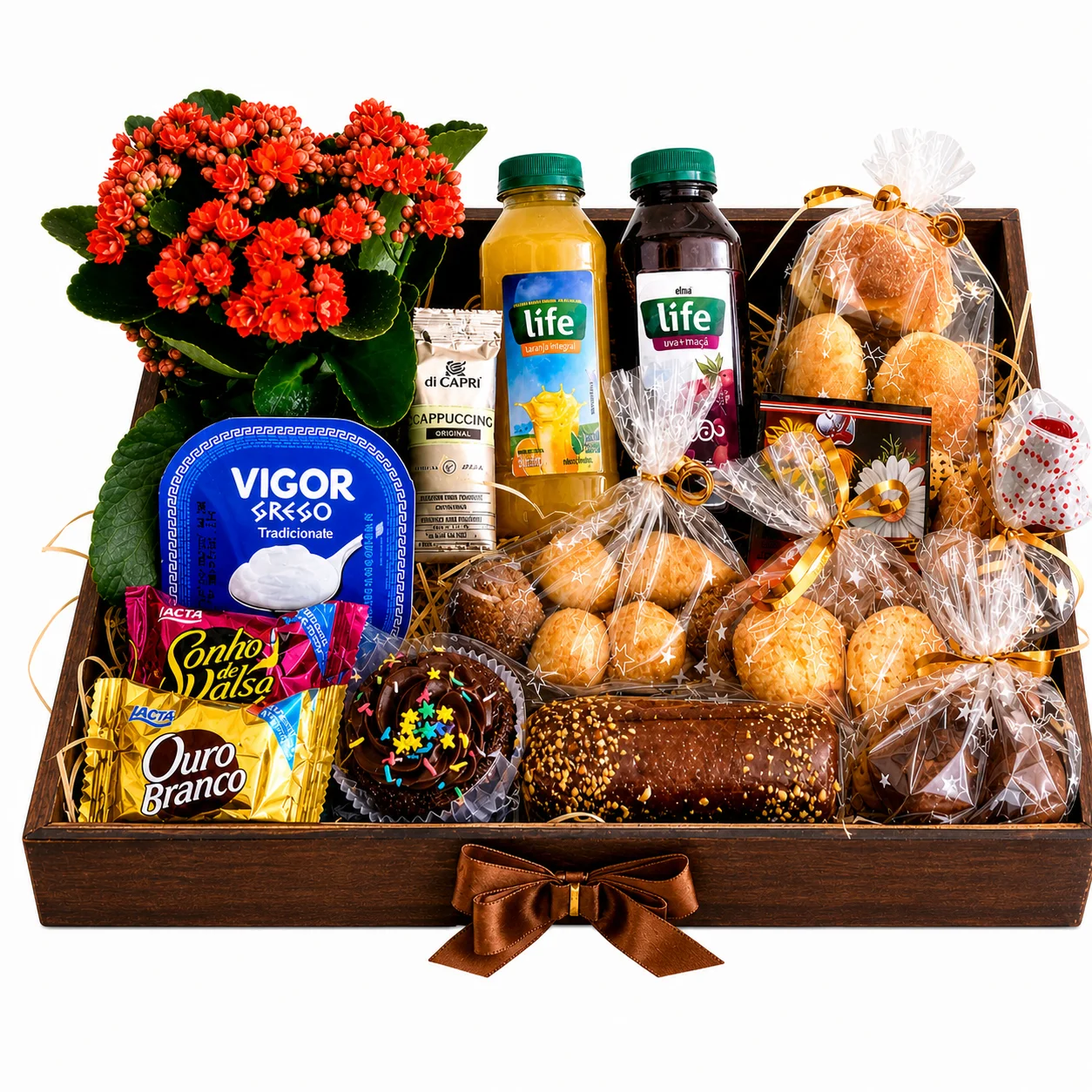 Caixa de madeira com flores kalanchoe, sucos, paes de queijo e doces