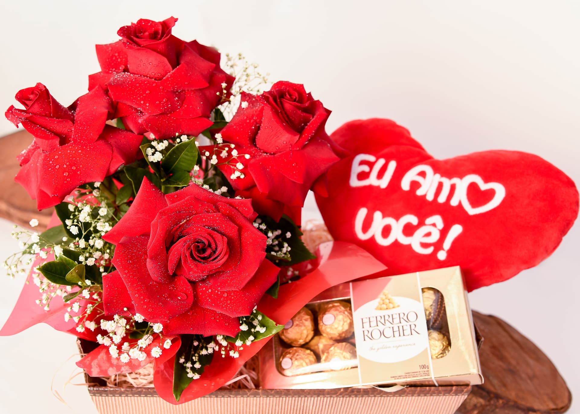 Cesta com rosas vermelhas, almofada de coracao e Ferrero Rocher