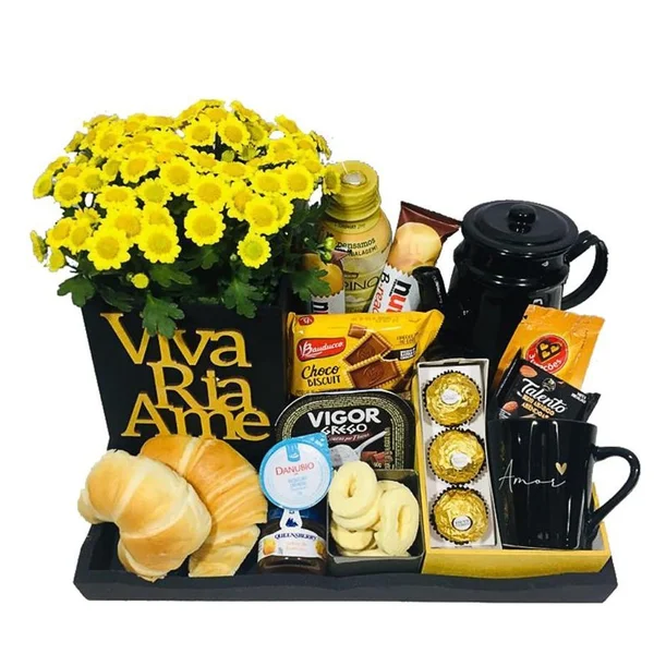 Bandeja com margaridas amarelas, cafeteira, caneca e croissants