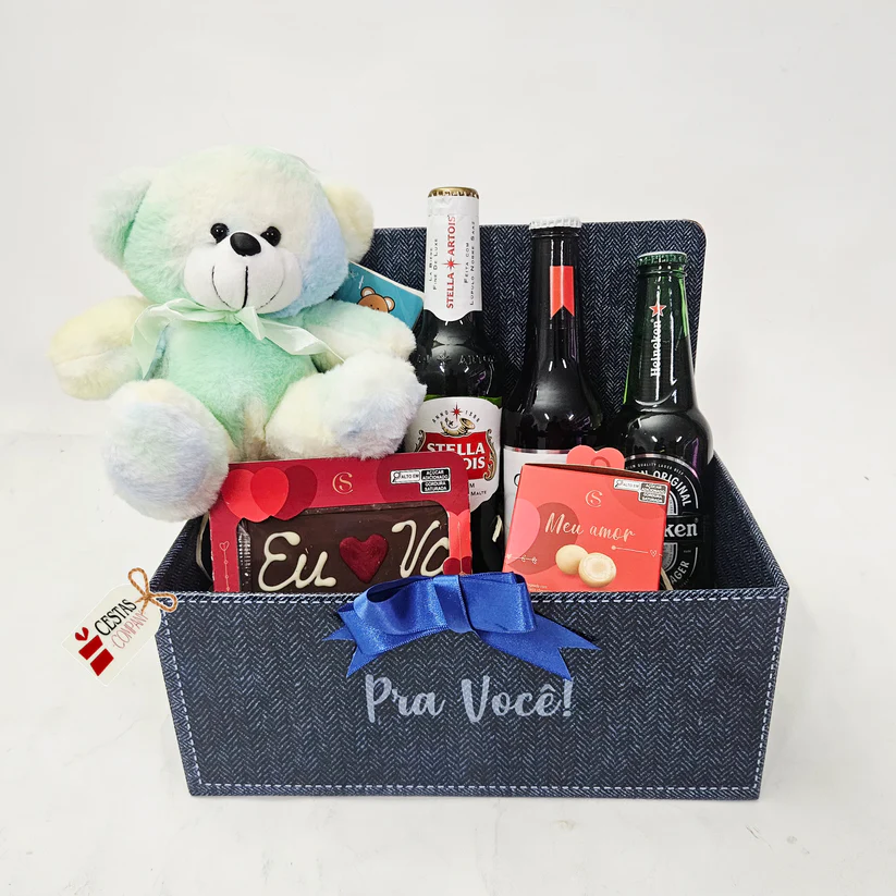 Caixa azul com urso de pelucia, cervejas e chocolates