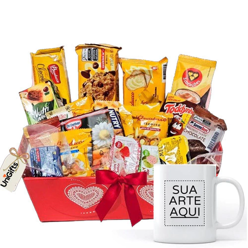 Cesta de vime vermelha com snacks, biscoitos e caneca branca