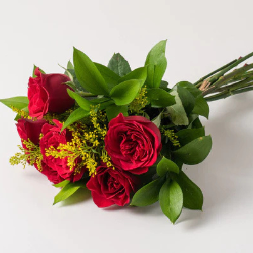 Buque de rosas vermelhas com ramos amarelos e folhagens