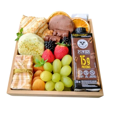 Cesta saudavel com frutas vermelhas, biscoitos integrais e bebida