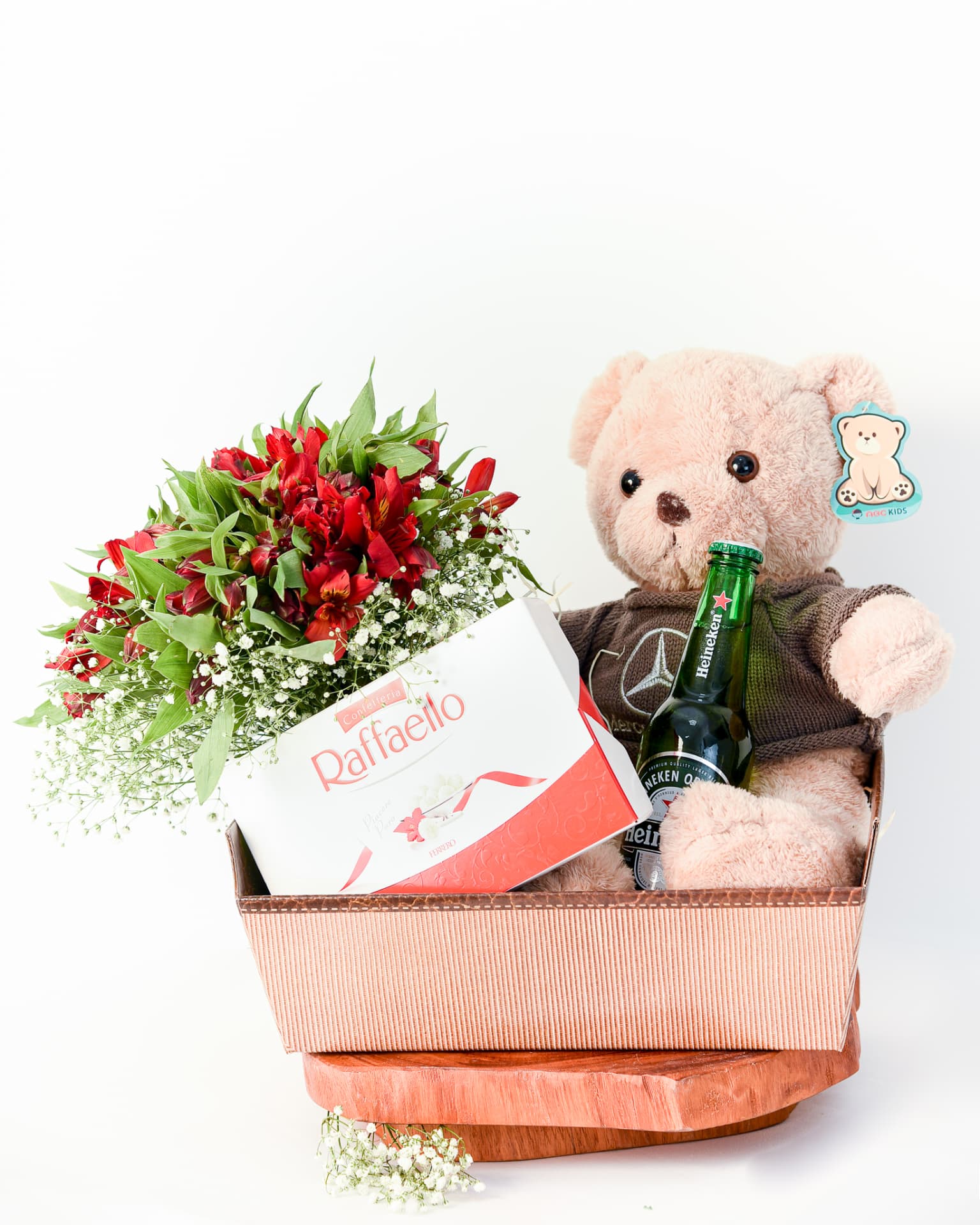 Caixa com urso de pelucia grande, cerveja, bombons e astromelias