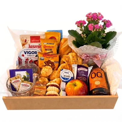 Cesta clara com flores rosa, paes, iogurte grego e biscoitos